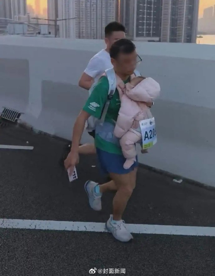 必赢体育-香港马拉松男子背婴儿参赛被制止，赛事方回应违规|全马|香港特别行政区|违者|规则|手机_新浪体育_新浪新闻